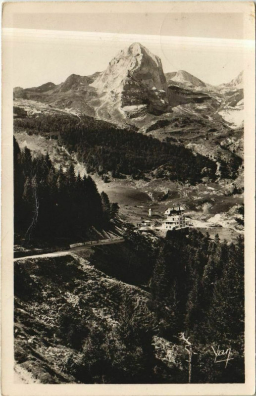 Carte postale ancienne Gourette et le Pic de Ger - Route du Col d'Aubisque à Ger