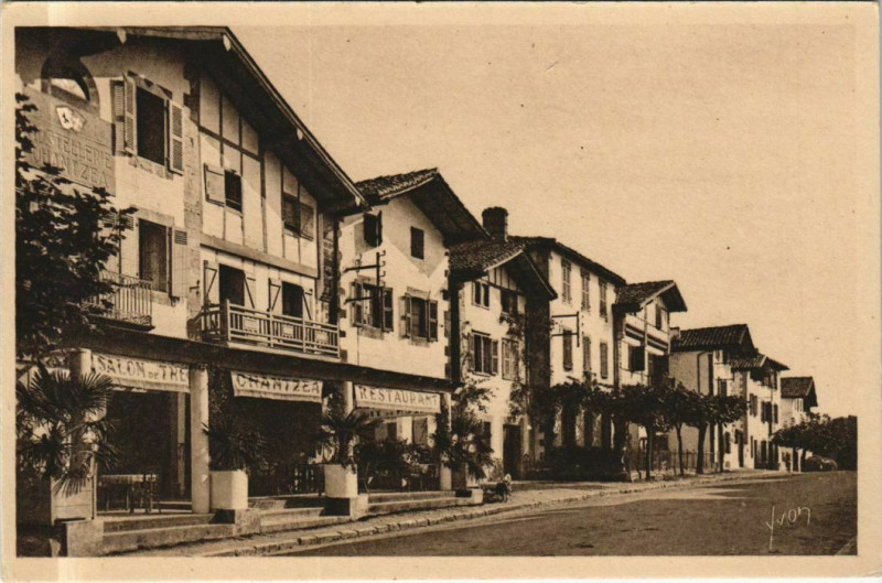Carte postale ancienne Ainhoa La Rue Principale à Ainhoa