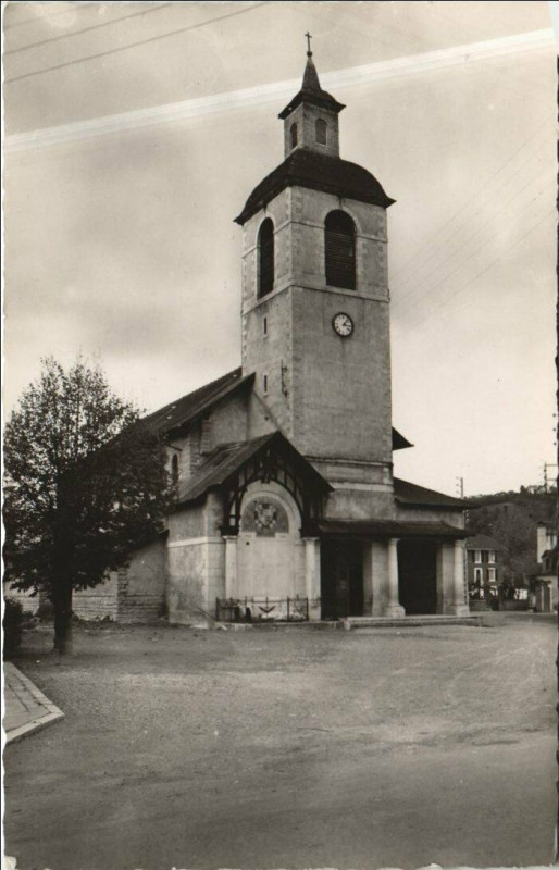 Carte postale ancienne Gan L'Eglise et le Monument aux Morts à Gan