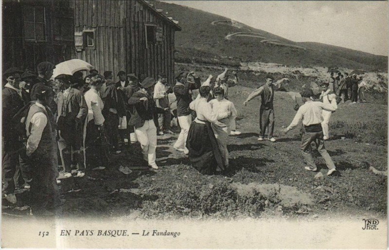 Carte postale ancienne En Pays Basque - Le Fandango - Folklore