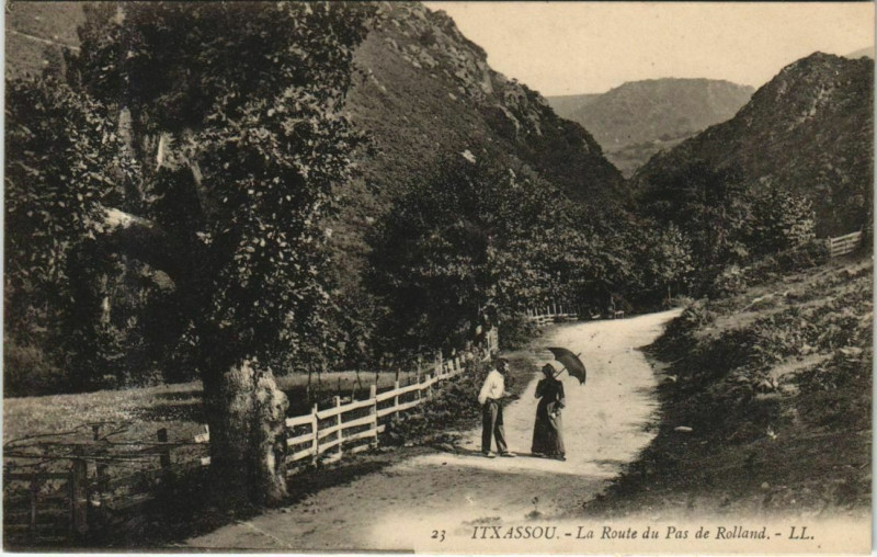 Carte postale ancienne Itxassou La Route du Pas de Rolland à Itxassou