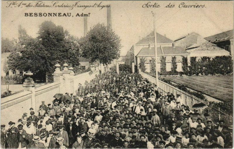 Carte postale ancienne Angers Bessonneau - Sortie des Ouvriers - Procession à Angers