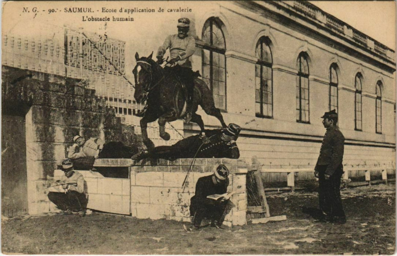 Carte postale ancienne Saumur Ecole d'Application de Cavalerie - L'Obstacle Humain à Saumur