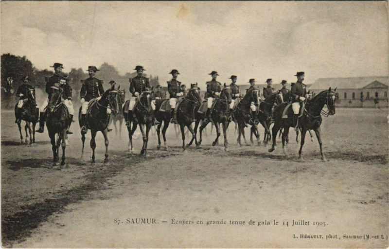 Carte postale ancienne Saumur Ecuyers en Grande Tenue de Gala le 14 Juillet 1905 à Saumur