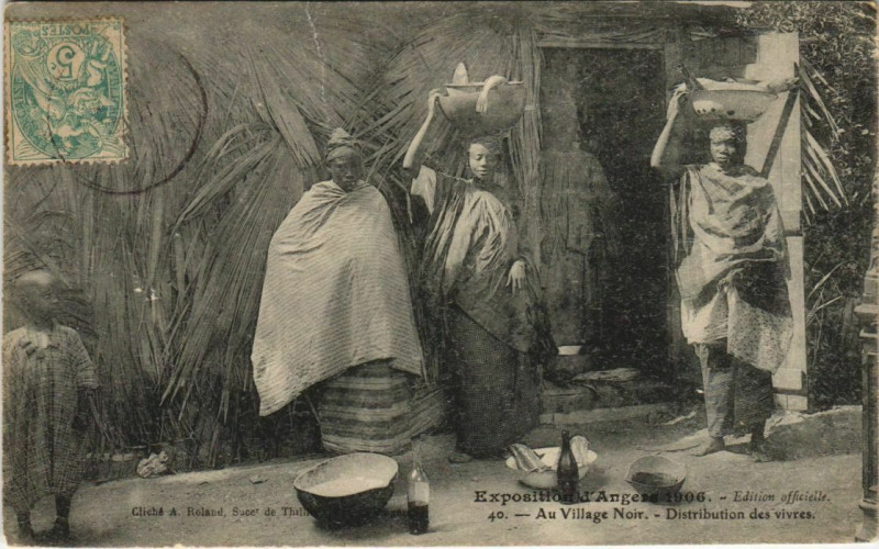 Carte postale ancienne Angers Exposition 1906 - Village Noir - Distribution des Vivres à Angers