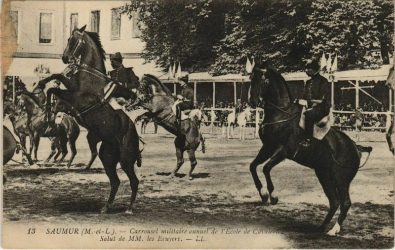 Carte postale ancienne Saumur Carrousel Militaire Annuel de l'Ecole de Cavalerie à Saumur