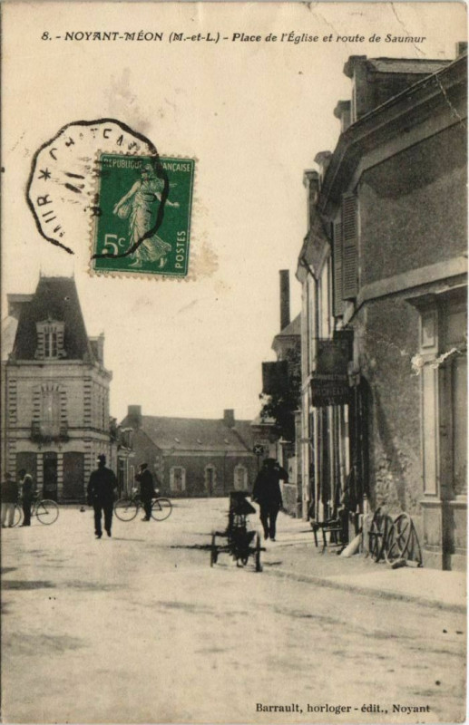 Carte postale ancienne Noyan-Meon Place de l'Eglise et Route de Saumur à Saumur