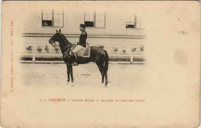 Carte postale ancienne Saumur Haute Ecole - Ecuyer en Grande Tenue à Saumur
