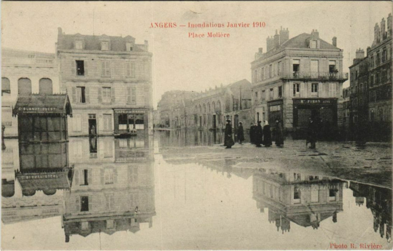 Carte postale ancienne Angers Inondations 1910 - Place Moliere à Angers