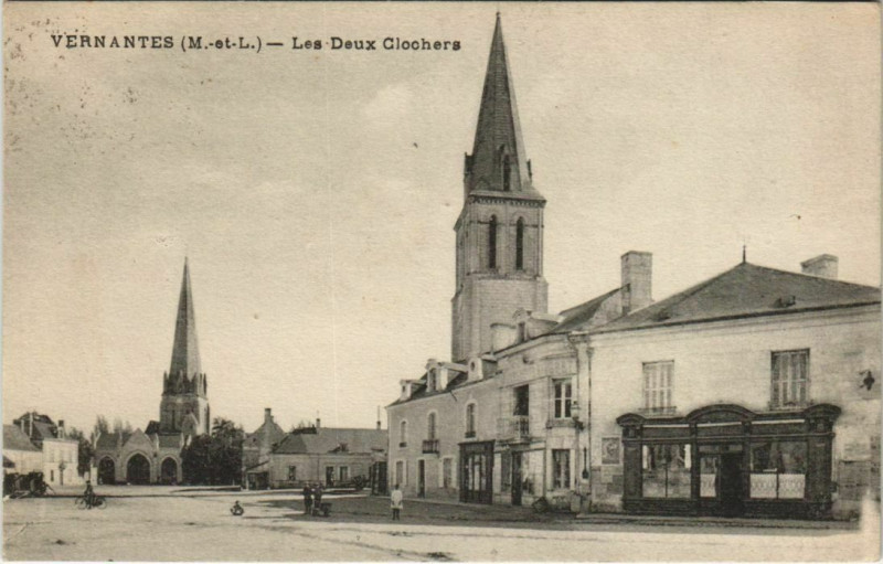 Carte postale ancienne Vernantes Les Deux Clochers à Vernantes