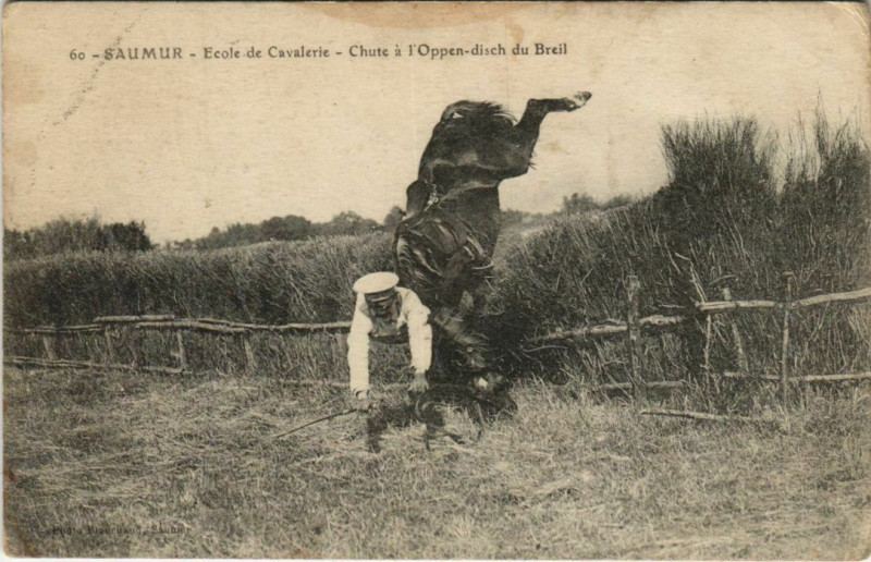 Carte postale ancienne Saumur Ecole de Cavaleire - Chute a l'Oppen-disch du Breil à Saumur