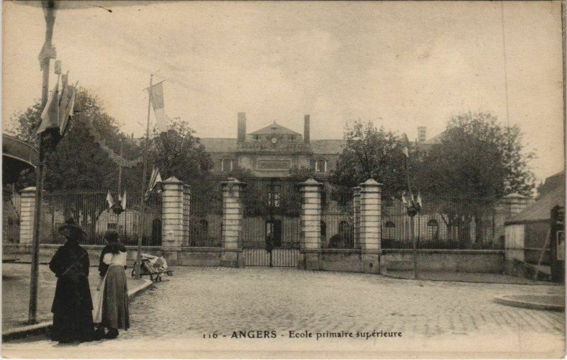 Carte postale ancienne Angers Ecole Primaire Superieure à Angers