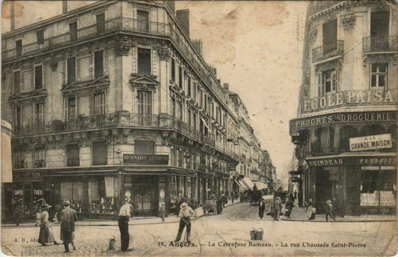 Carte postale ancienne Angers Le Carrefour Rameau - La Rue Chaussee Saint-Pierre à Angers