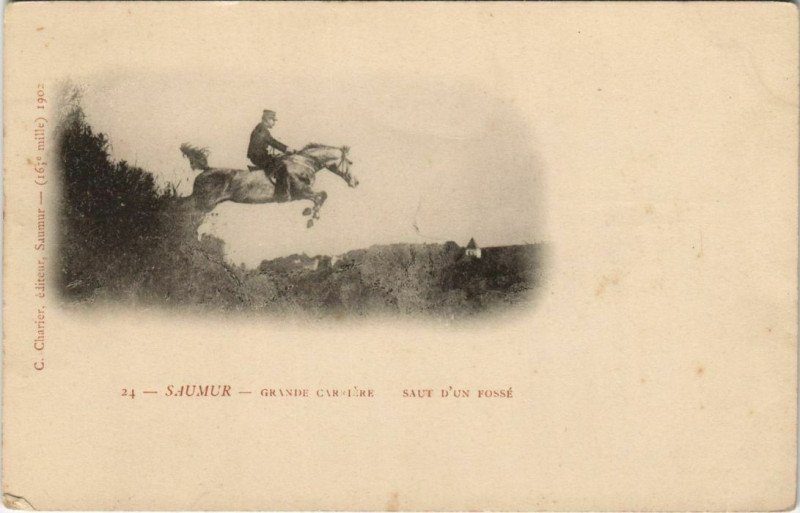 Carte postale ancienne Saumur Grande Carriere - Saut d'un Fosse à Saumur