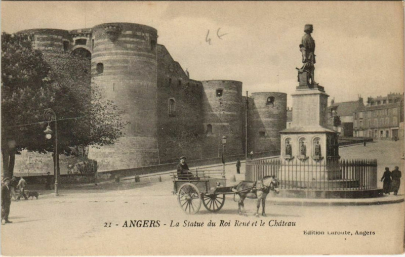 Carte postale ancienne Angers La Statue du Roi Rene et le Chateau à Angers