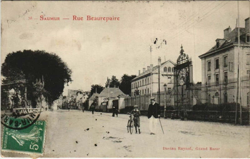 Carte postale ancienne Saumur Rue Beaurepaire à Saumur