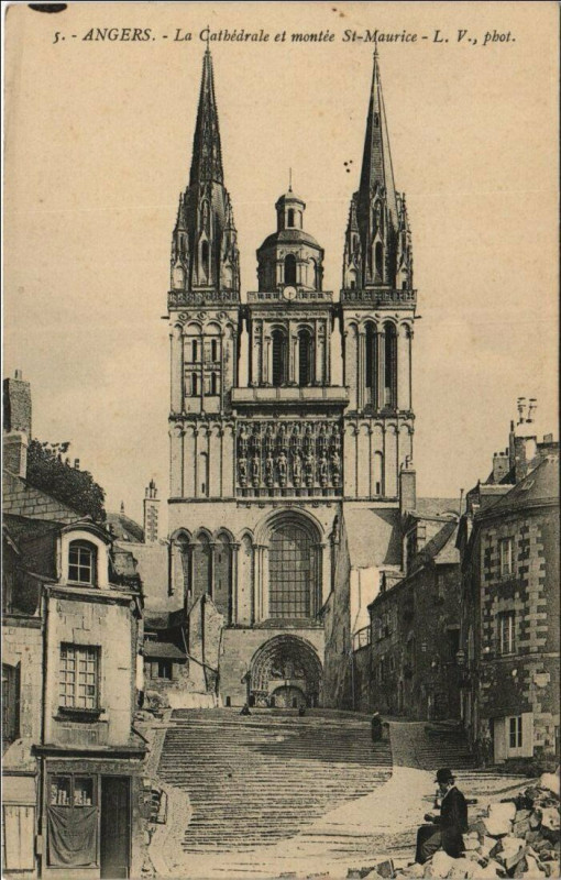 Carte postale ancienne Angers La Cathedrale et Montee Saint-Maurice à Angers