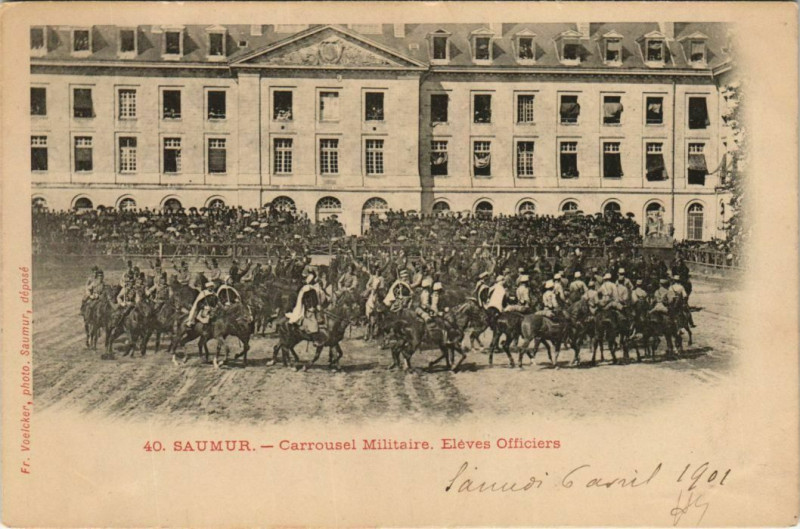 Carte postale ancienne Saumur Carrousel Militaire - Eleves Officiers à Saumur