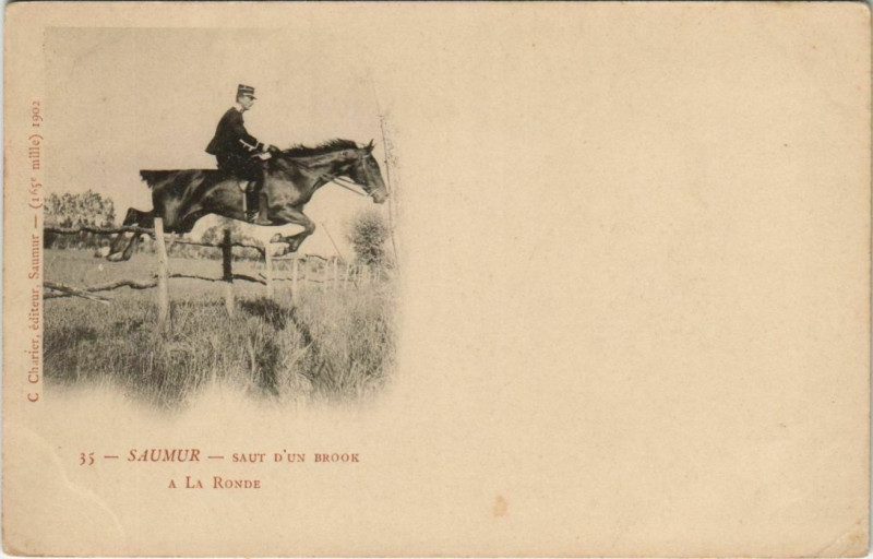 Carte postale ancienne Saumur Saut d'un Brook a La Ronde à Saumur