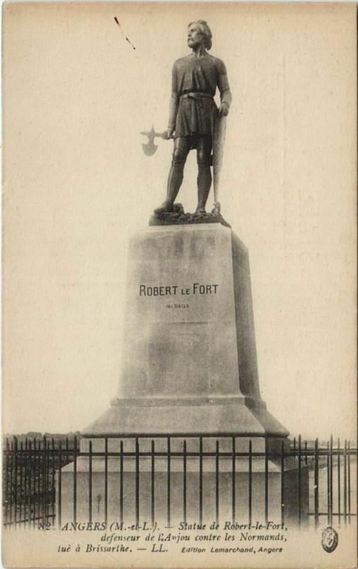 Carte postale ancienne Angers Statue de Robert-le-Fort à Angers
