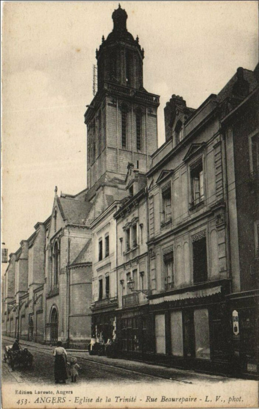 Carte postale ancienne Angers Eglise de la Trinite - Rue Beaurepaire à Angers