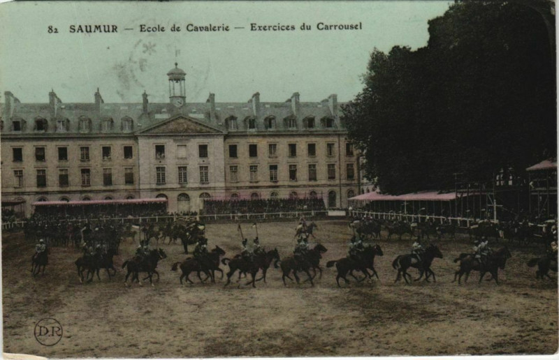 Carte postale ancienne Saumur Ecole de Cavalerie - Exercices du Carrousel à Saumur