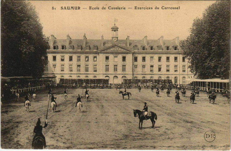 Carte postale ancienne Saumur Ecole de Cavalerie - Exercices du Carrousel à Saumur