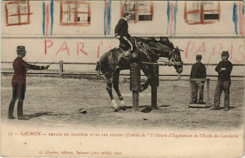 Carte postale ancienne Saumur Emploi du Sauteur dans les Piliers à Saumur