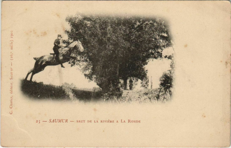 Carte postale ancienne Saumur Saut de la Riviere a La Ronde à Saumur