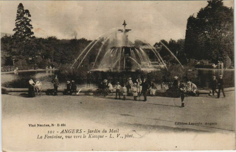 Carte postale ancienne Angers Jardin du Mail - La Fontaine - Vue vers le Kiosque à Angers