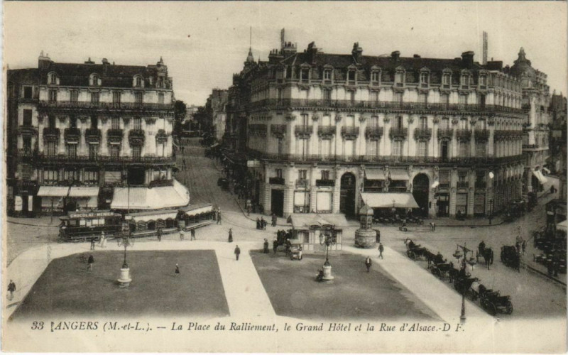 Carte postale ancienne Angers La Place du Ralliement - Le Grand Hotel à Angers