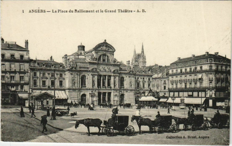 Carte postale ancienne Angers La Place du Ralliement et le Grand Theatre à Angers