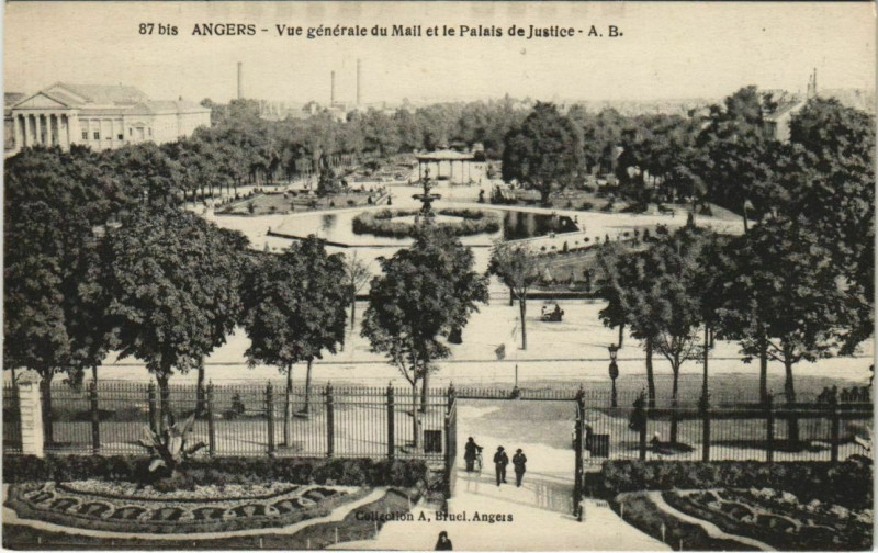 Carte postale ancienne Angers Vue Generale du Mail et le Palais de Justice à Angers