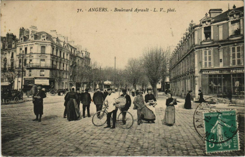 Carte postale ancienne Angers Boulevard Ayrault à Angers