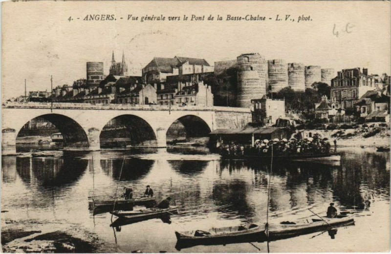 Carte postale ancienne Angers Vue Generale vers le Pont de la Basse-Chaine à Angers