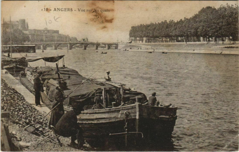 Carte postale ancienne Angers Vue sur les Quais à Angers