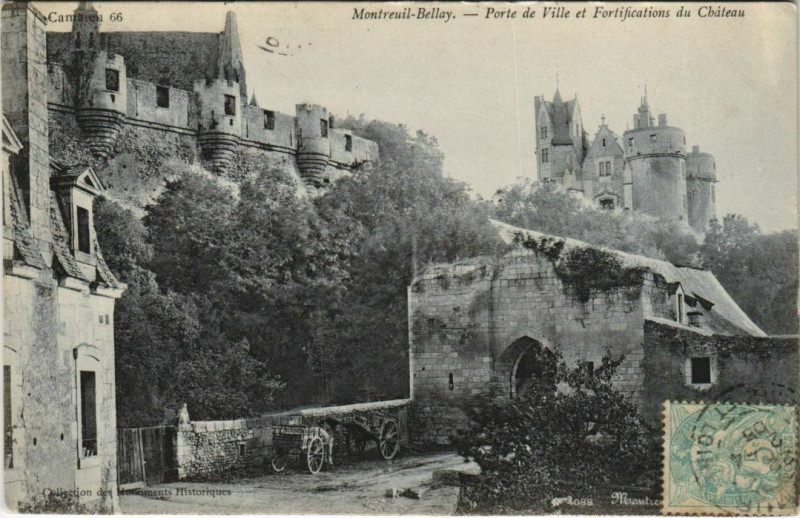 Carte postale ancienne Montreuil-Bellay Porte de Ville et Fortifications du Chateau à Montreuil-Bellay