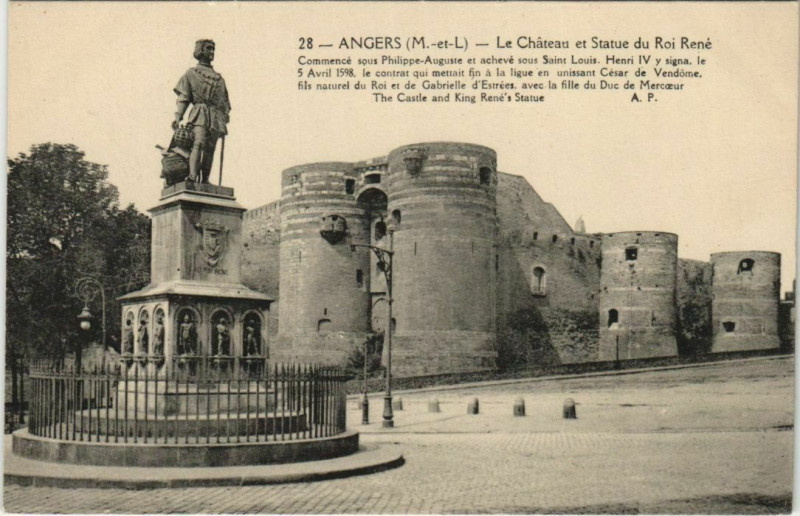 Carte postale ancienne Angers Le Chateau et Statue du Roi Rene à Angers