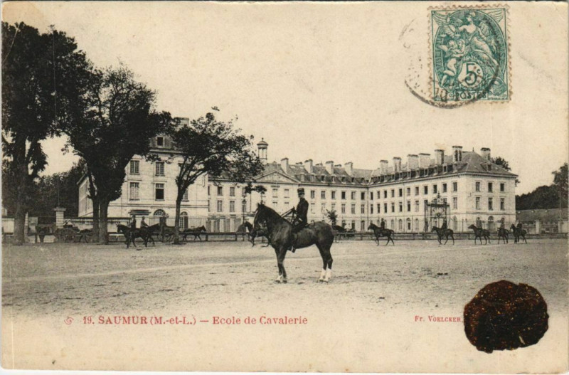 Carte postale ancienne Saumur Ecole de Cavaleire à Saumur