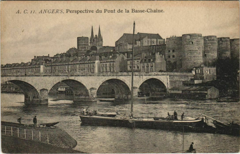 Carte postale ancienne Angers Perspective du Pont de la Basse-Chaine à Angers