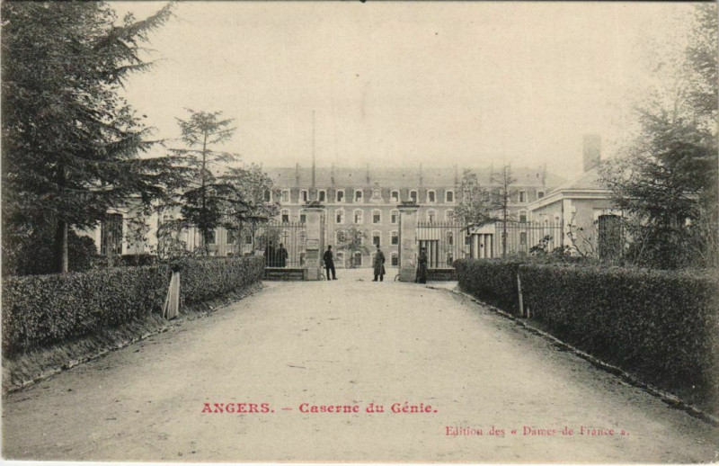 Carte postale ancienne Angers Caserne du Genie à Angers