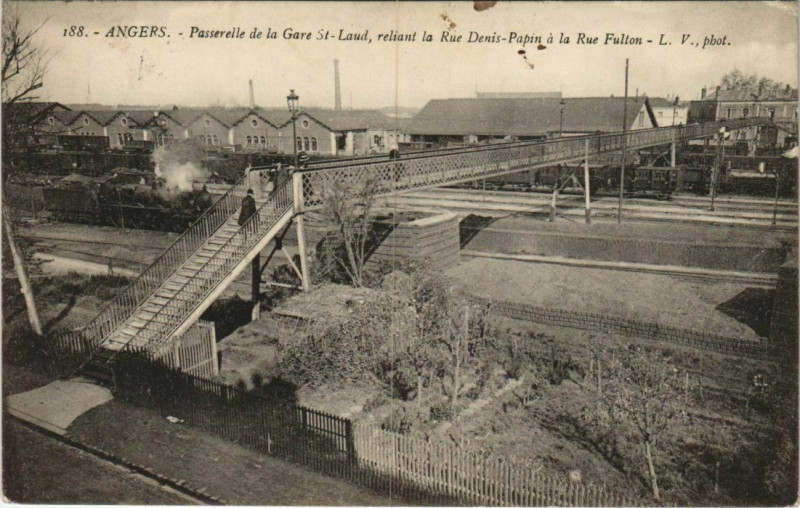 Carte postale ancienne Angers Passerelle de la Gare Saint-Laud à Angers