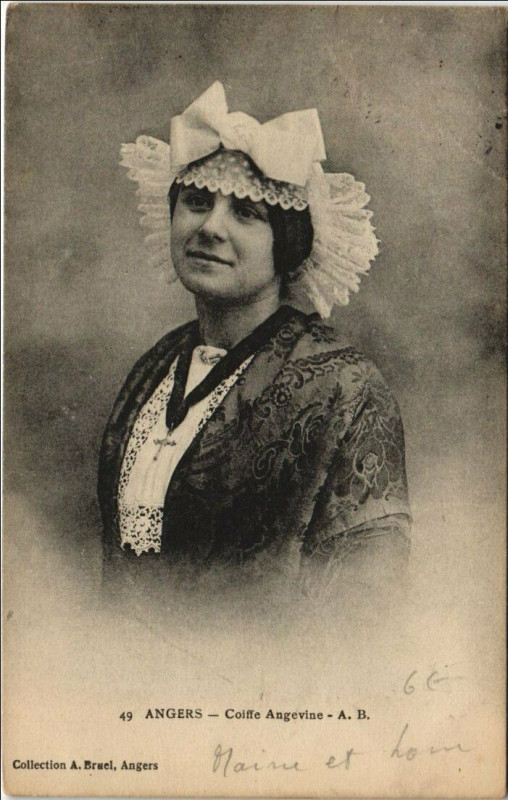 Carte postale ancienne Angers Coiffe Angevine - Femme - Type à Angers