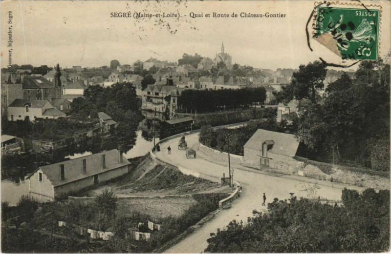 Carte postale ancienne Segre Quai et Route de Chateau-Gontier