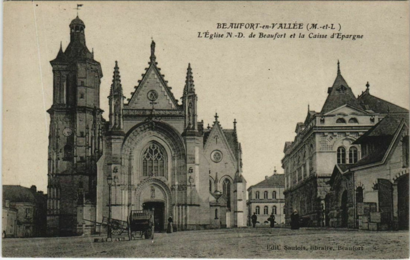 Carte postale ancienne Beaufort-en-Vallee L'Eglise - La Caisse d'Epargne
