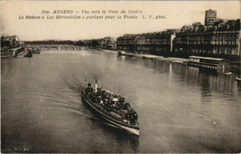 Carte postale ancienne Angers Vue vers le Pont du Centre - Le Bateau à Angers