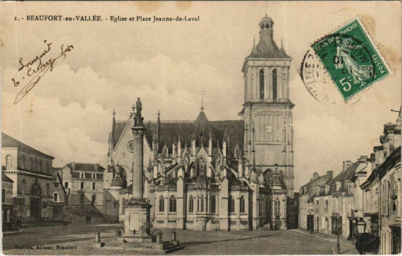 Carte postale ancienne Beaufort-en-Vallee Eglise et Place Jeanne-de-Laval