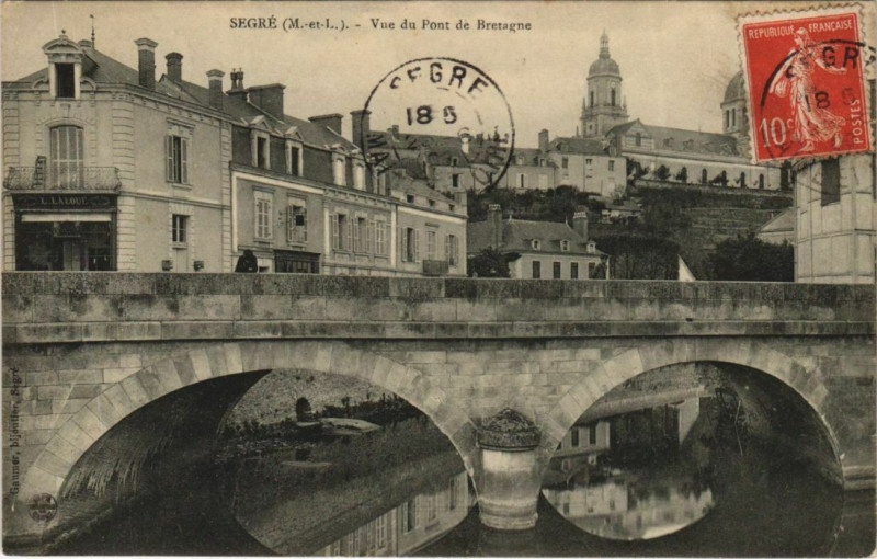 Carte postale ancienne Segre Vue du Pont de Bretagne