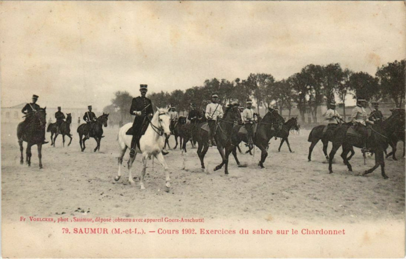 Carte postale ancienne Saumur Cours 1902 - Exercices du Sabre sur le Chardonnet à Saumur