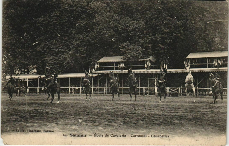 Carte postale ancienne Saumur Ecole de Cavaleire - Carrousel - Courbettes à Saumur